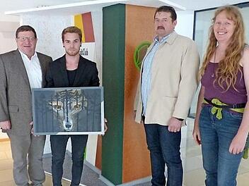 Auf dem Foto (von links) stellvertretender Landrat Josef Demar, Geselle Daniel Umhöfer mit seinem Ergebnis aus dem Kreativ-Workshop, Obermeister Stefan Neuhöfer und Künstlerin Alexandra Laske.  Foto: Annabell Helbling