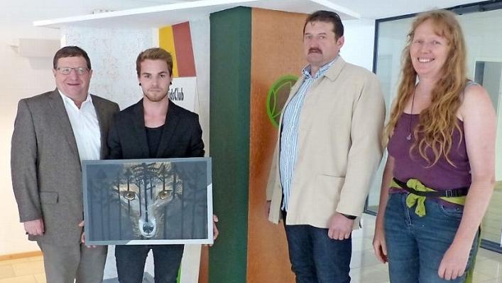 Auf dem Foto (von links) stellvertretender Landrat Josef Demar, Geselle Daniel Umhöfer mit seinem Ergebnis aus dem Kreativ-Workshop, Obermeister Stefan Neuhöfer und Künstlerin Alexandra Laske.  Foto: Annabell Helbling