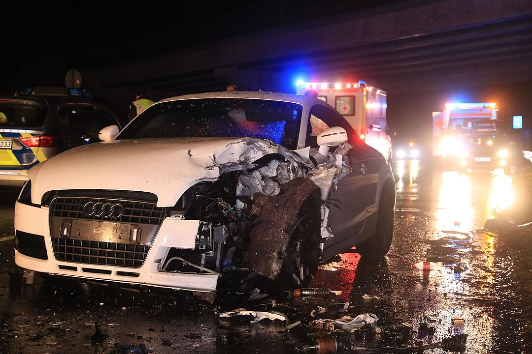 Schwerer Unfall auf der B4 bei Kemmern (Kreis Bamberg) mit zwei schwer verletzten Kindern