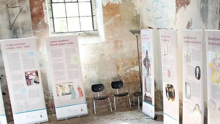 Iris Wild in der Synagoge Memmelsdorf inmitten der Wanderausstellung ",Ertragen können wir sie nicht' - Martin Luther und die Juden", die noch bis zum 20. Mai zu sehen ist. Foto: Andreas Lösch