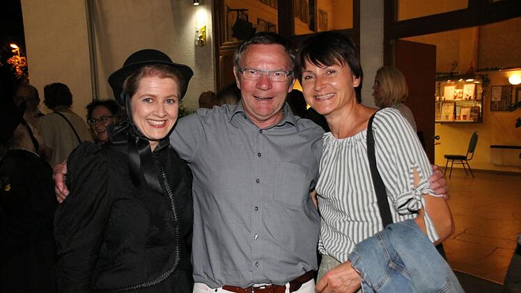 Nach der Vorstellung mischten sich die Schauspieler unter die Besucher. Foto: Jürgen Gärtner