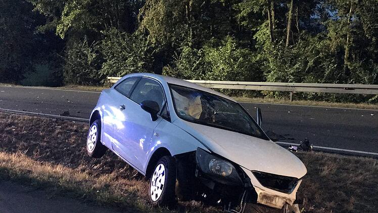 Am Donnerstagabend ist kurz nach dem Ortsausgang von Forchheim ein 16-jähriger Motorradfahrer tödlich verunglückt. Foto: NEWS5 / Herse
