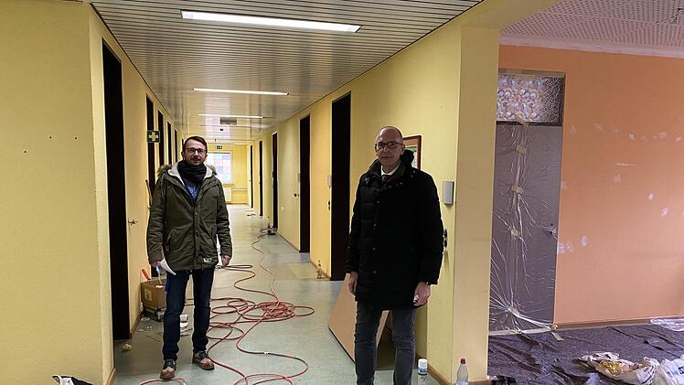 Landrat Christian Meißner (r.) und Toni Spitzenpfeil, Leiter der Hauptverwaltung des Landratsamtes, bei der Begehung der Räume des neuen Impfzentrums, wo noch Bauarbeiten laufen. Andreas Grosch/Landratsamt Lichtenfels