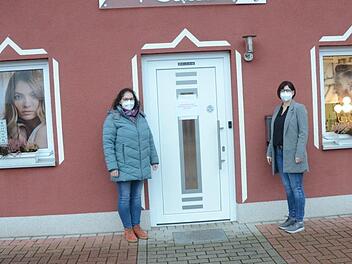 Auch Rabea Porzelt (rechts) und Annette Lifka beteiligen sich an der bayernweiten Aktion.  Foto: Karl-Heinz Hofmann