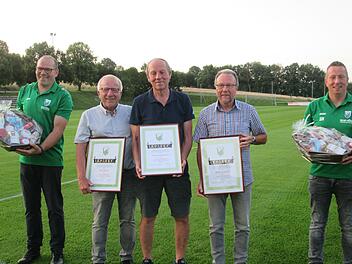In Anerkennung herausragender Verdienste überreichten Thomas Tiedemann (l.) und Sven Röthlein (r.) die Ehrenmitglieds-Urkunde und einen Präsentkorb an (v. l.) Josef Koch, Thomas Hammer und Helmut Scholl.
