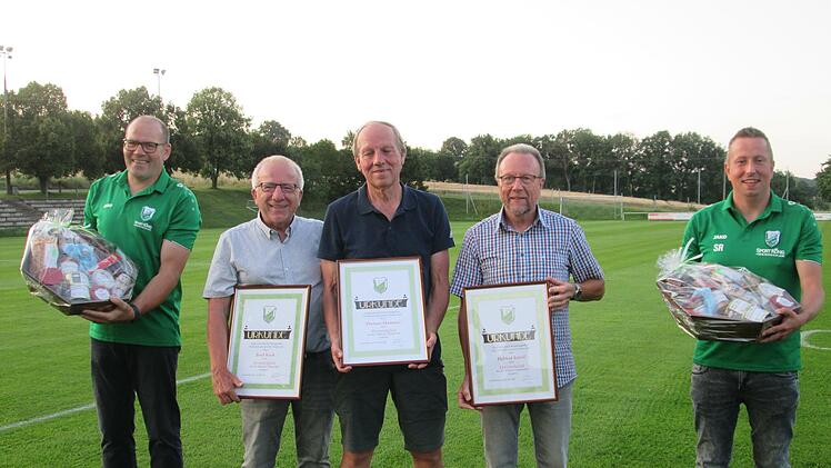 In Anerkennung herausragender Verdienste überreichten Thomas Tiedemann (l.) und Sven Röthlein (r.) die Ehrenmitglieds-Urkunde und einen Präsentkorb an (v. l.) Josef Koch, Thomas Hammer und Helmut Scholl.
