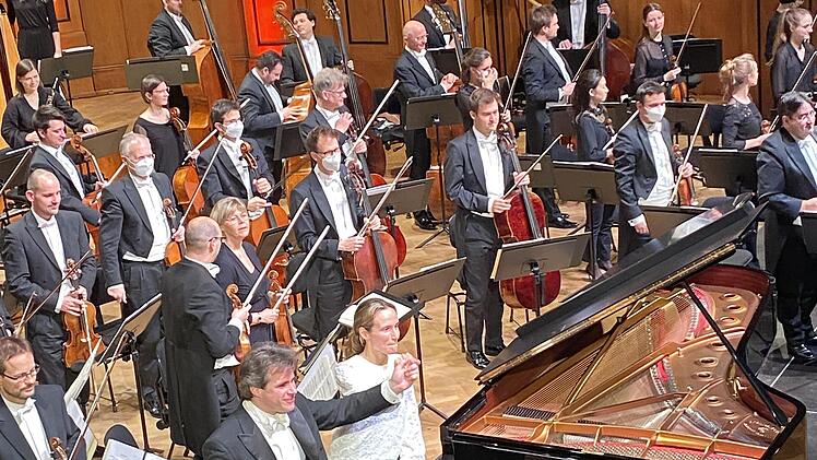 Die Pianistin Hélène Grimaud und die Bamberger Symphoniker im Max-Littmann-Saal des Regentenbaus von Bad Kissingen.
