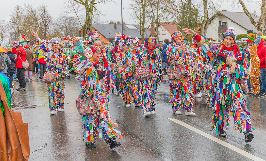 Buntes Faschingstreiben begeistert groß und klein.