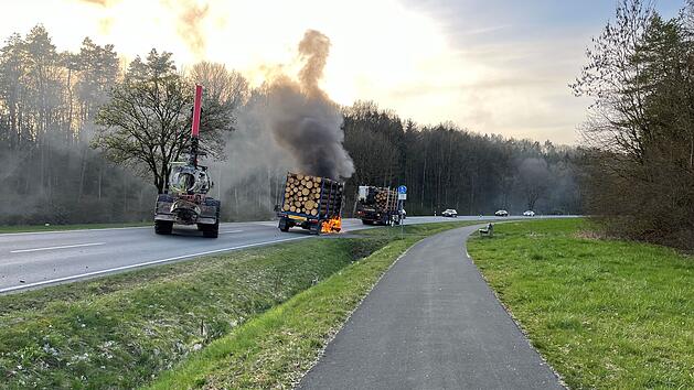 B303 im Kreis Kulmbach wegen Brand nach Reifenplatzer gesperrt
