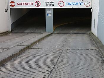 Tödlicher Sturz in Tiefgarageneinfahrt