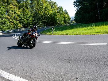 Motorradunfall auf der St2253 bei Bad Windsheim: Biker in Feld geschleudert