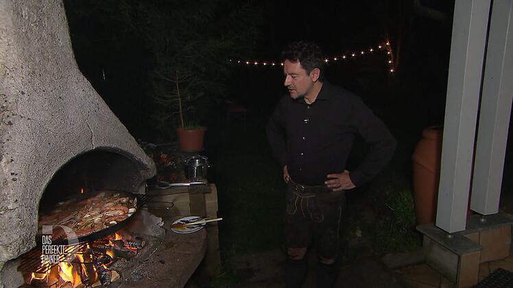 Ratlos steht Pau vor seiner Paella: Warum will der Reis nicht weich werden?