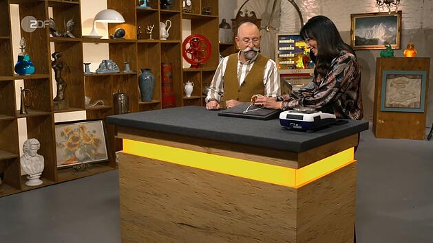 Horst Lichter betrachtete verz&uuml;ckt ein Schmuckset: "Oh Heide, da kommt ja mein neues Hobby raus! Ich bin jetzt Gemmologe."