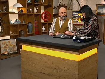 Horst Lichter betrachtete verz&uuml;ckt ein Schmuckset: "Oh Heide, da kommt ja mein neues Hobby raus! Ich bin jetzt Gemmologe."