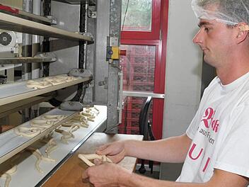 Mit 32 Jahren hat Ronny Goller eine Ausbildung zur Fachkraft für Lebensmitteltechnik begonnen. Zu den Ausbildungsinhalten gehört es auch, Brezen zu machen. Fotos: Roland Meister