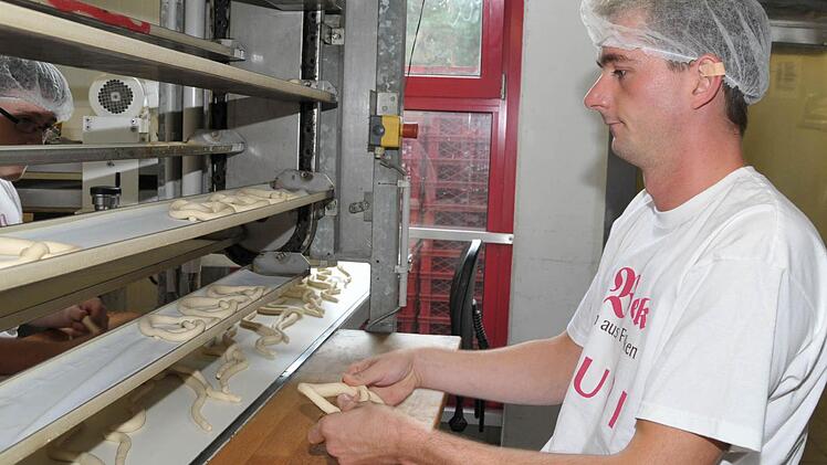 Mit 32 Jahren hat Ronny Goller eine Ausbildung zur Fachkraft für Lebensmitteltechnik begonnen. Zu den Ausbildungsinhalten gehört es auch, Brezen zu machen. Fotos: Roland Meister