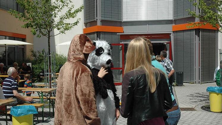 Große und kleine Besucher des Schulfests hatten ihren Spaß. Foto: Edwin Meißinger