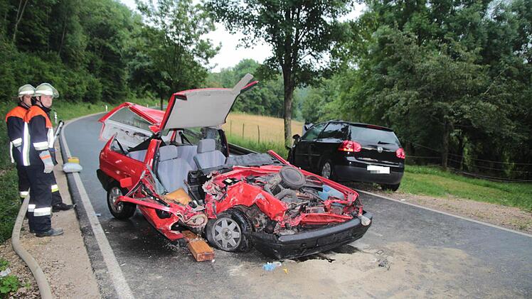 Zwischen Zeegendorf und Teuchatz im Landkreis Bamberg hat sich ein schwerer Autounfall ereignet. Bei einem Frontalzusammenstoß ist eine Person nach Angaben der Rettungskräfte lebensgefährlich verletzt worden. Der Rettungshubschrauber war im Einsatz. Foto: Ferdinand Merzbach
