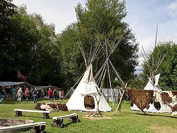 Wie in einem Indianerdorf sieht es auf dem Vereinsgelände aus. Fotos: Albert Höchstädter/Sophie Arnold