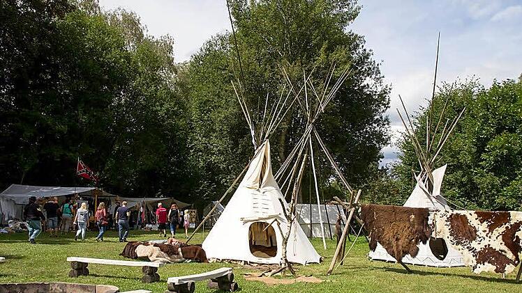 Wie in einem Indianerdorf sieht es auf dem Vereinsgelände aus. Fotos: Albert Höchstädter/Sophie Arnold