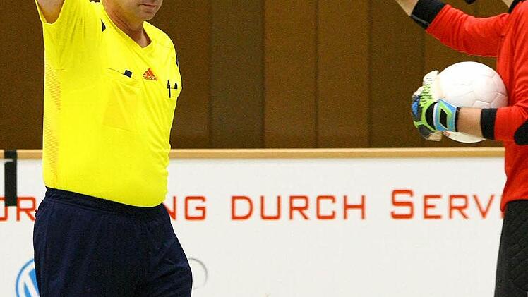 Heinz-Josef Vinders verhängt nach einer Tätlichkeit zwei Minuten gegen VfB-Torhüter Claudio Dresel.