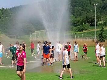 Die Weilersbacher Schüler freuen sich über das Wasser.  Foto: Heidi Amon