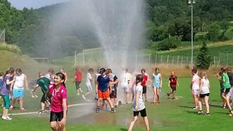 Die Weilersbacher Schüler freuen sich über das Wasser.  Foto: Heidi Amon