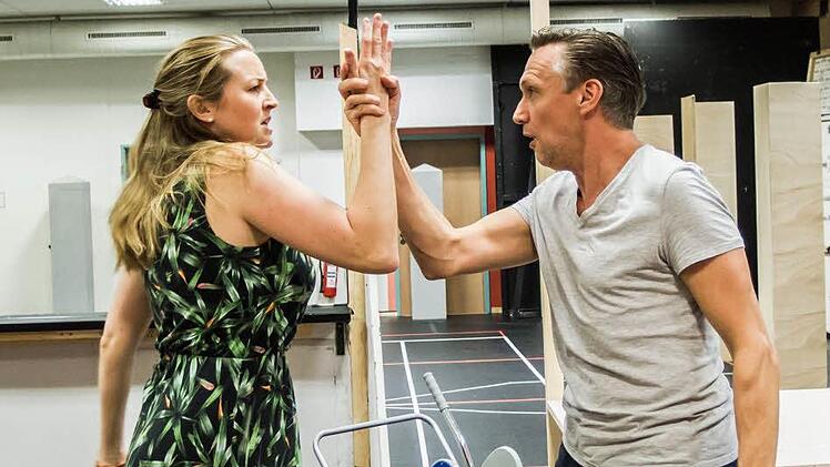 Julia Da Rio als Marzelline und Dirk Mestmacher als Jaquino einer Probenszene aus "Fidelio"Foto: Jochen Berger