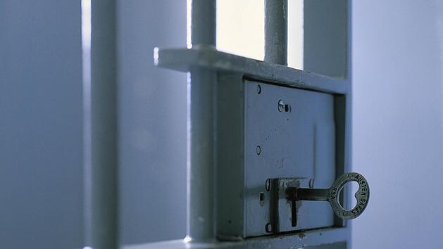 Weil er sich gleich drei Mal nach einem Unfall aus dem Staub gemacht hat, muss ein 25-J&auml;hriger aus dem Landkreis Kulmbach ins Gef&auml;ngnis. Symbolfoto: Imago