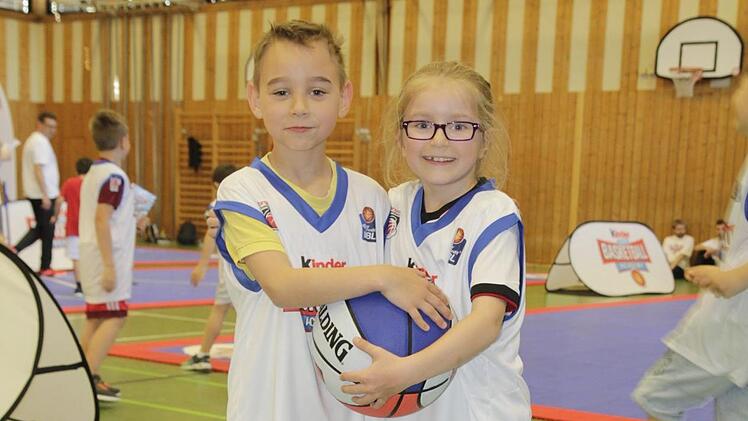 Honza (links) und Lilli aus der 2b der Adam-Riese-Grundschule tragen stolz ihr weißes Rookie-Trikot. Foto: Udo Schilling