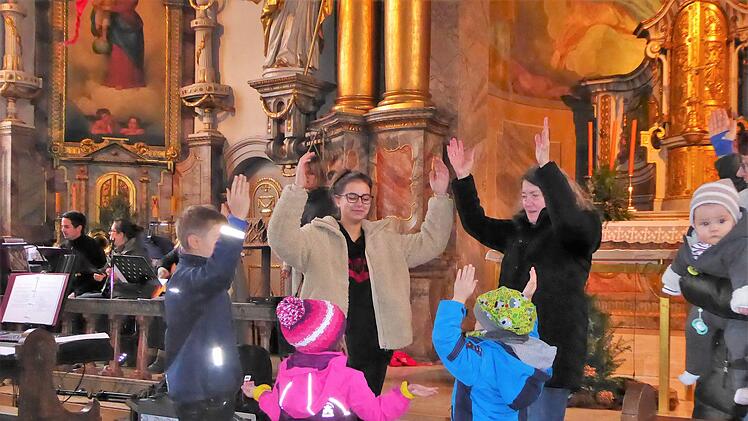 Musicalszene mit den Hirten im Vordergrund und der  Fago-Band im Hintergrund.Elisabeth Mehn