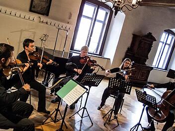 Eindringlich: Martin Emmerich, Daniela Steinmetz, Andreas Hilf, Annemarie Birckner und Heiner Reich (von links) interpretieren Anton Bruckners Streichquintett F-Dur im Rathaussaal.Foto: JJochen Berger