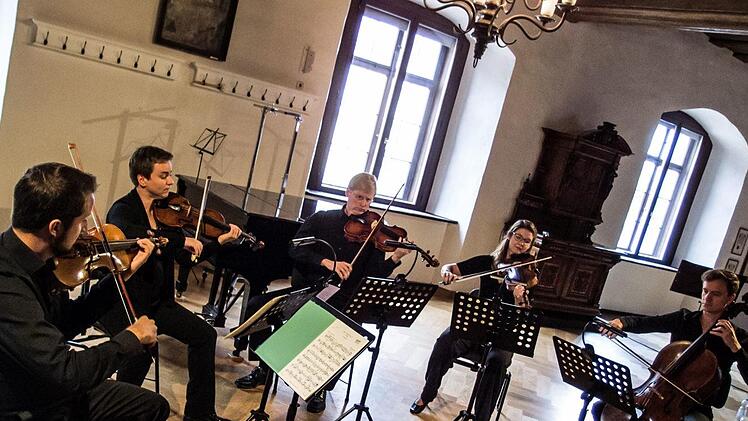 Eindringlich: Martin Emmerich, Daniela Steinmetz, Andreas Hilf, Annemarie Birckner und Heiner Reich (von links) interpretieren Anton Bruckners Streichquintett F-Dur im Rathaussaal.Foto: JJochen Berger