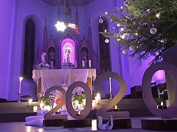 Silvester in der Pfarrkirche Wallenfels: Still wurde das Jahr 2019 in der Pfarrkirche St. Thomas verabschiedet und 2020 begrüßt. Foto: privat