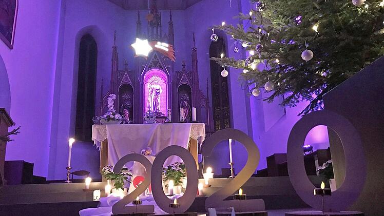 Silvester in der Pfarrkirche Wallenfels: Still wurde das Jahr 2019 in der Pfarrkirche St. Thomas verabschiedet und 2020 begrüßt. Foto: privat
