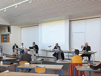 Immer ein freier Platz dazwischen: Die Sitzung des zum "Ferienausschuss" reduzierten Kreistags fand in der Aula des Lichtenfelser Gymnasiums statt. Foto: Popp