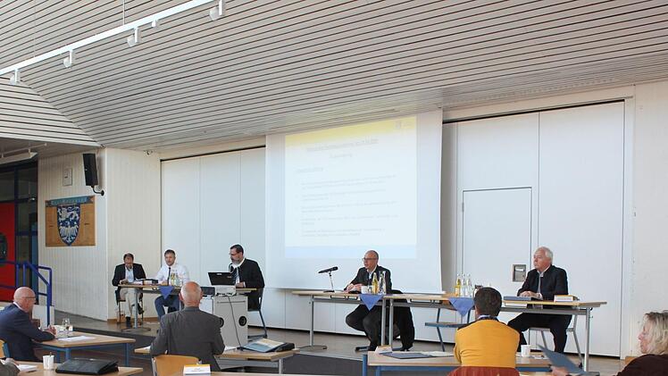 Immer ein freier Platz dazwischen: Die Sitzung des zum "Ferienausschuss" reduzierten Kreistags fand in der Aula des Lichtenfelser Gymnasiums statt. Foto: Popp