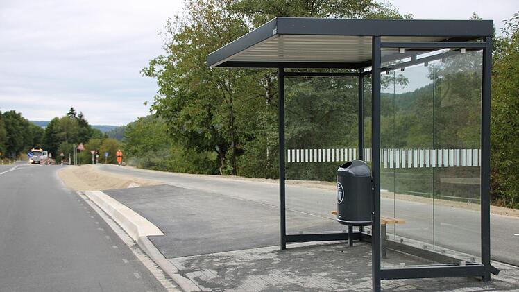 Deutlich erkennbar: Der hohe Bordstein erleichtert das Einsteigen in den Bus. Vorne wurde der Bordstein hingegen abgesenkt, damit ein barrierefreies Überqueren der Straße möglich ist. Foto: Ulrike Müller