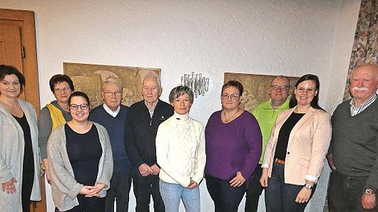 Hauptversammlung Gartenbauvereins Thurnau. Unser Bild zeigt (von links): Digitalbeauftragte Andrea Vogel, Annemarie Weber, 2. Vorsitzende Lea Potzel, Ewald K&uuml;fner, Manfred M&auml;nnche, Sabine Hacker, Vorsitzende Anja Badura-Aichberger, Rainer Harz, K...