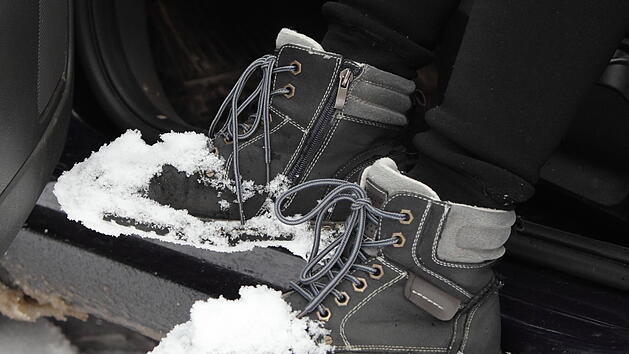 Sicher Autofahren im Winter: Diese Schuhe solltest du auf keine Fall tragen