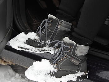 Sicher Autofahren im Winter: Diese Schuhe solltest du auf keine Fall tragen
