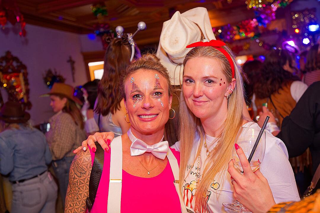 Drei Männerballetts, Musik von DJ Asti und vieles mehr gab es beim Weiberfasching!