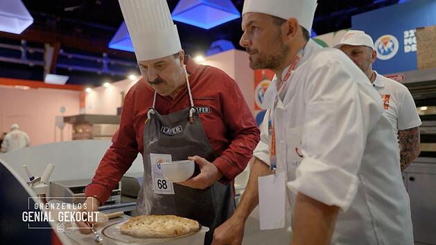 Der erste Wettkampf. Steffen Henssler (rechts) und Johann Lafer treten in der Klasse "Pizza a due" im Team an. Kommt ihre ausgefallene Idee bei der Jury an? Sie machen "Pizza Carbonara".