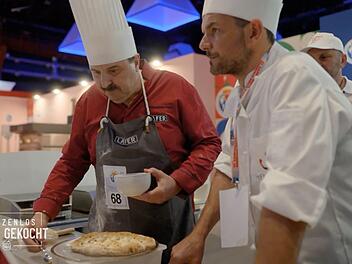 Der erste Wettkampf. Steffen Henssler (rechts) und Johann Lafer treten in der Klasse "Pizza a due" im Team an. Kommt ihre ausgefallene Idee bei der Jury an? Sie machen "Pizza Carbonara".