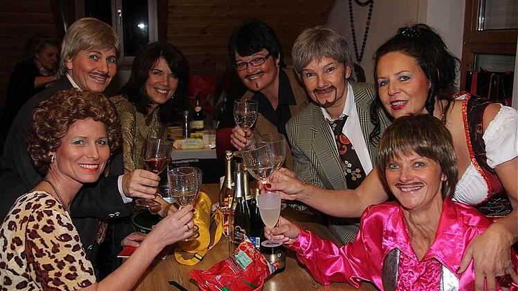 "Toi toi toi", hieß es im Umkleideraum kurz vor der Premiere des Krimi-Dinners.