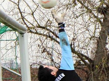 Mit einer Glanzparade wischt SSV-Keeper Tobias Uhl einen Freistoß  über den Querbalken. Wenn Trainer Markus Hartsch  einen Spieler aus dem "sehr starken Siedler-Kollektiv" heraushebt, dann ist es sein Torwart: "Er hat eine starke Saison gespielt und keinen einzigenTreffer verschuldet".  Foto: Thomas