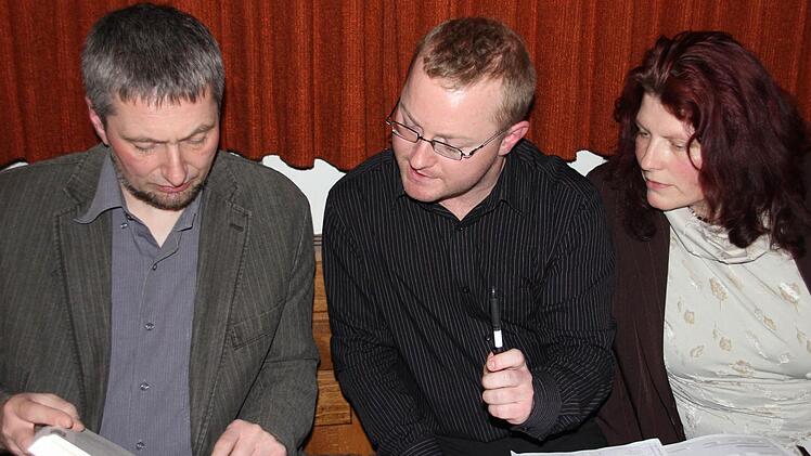 Genau nachgeschaut und -gelesen: Über die Regularien informierten sich Ralf Nowak, Rainer Kaffer und Simone Berger (von links)