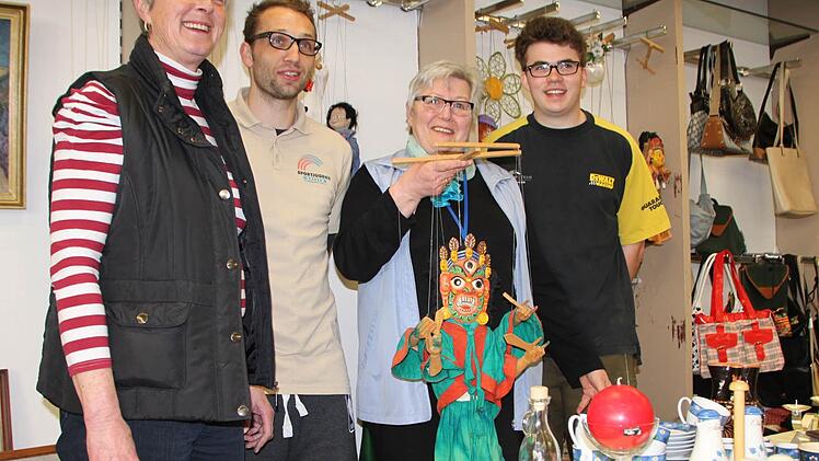 Unterstützung: Mehr als 3000 Euro hat Ilse Neumann (dritte von links) für das JUZ schon gesammelt. Annette Mölter unterstützt sie. Lukas Dill (ganz rechts) und Boris Höttinger freuen sich über die Hilfe.