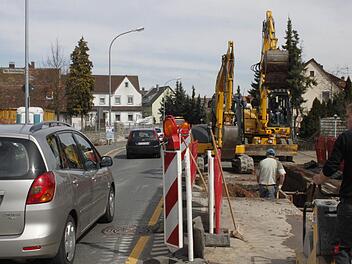 Bis Juli ist die Burker Straße wegen Leitungsbauarbeiten nur einspurig befahrbar.  Foto: Andreas Oswald