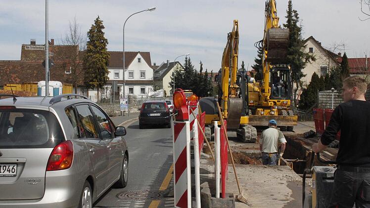 Bis Juli ist die Burker Straße wegen Leitungsbauarbeiten nur einspurig befahrbar.  Foto: Andreas Oswald